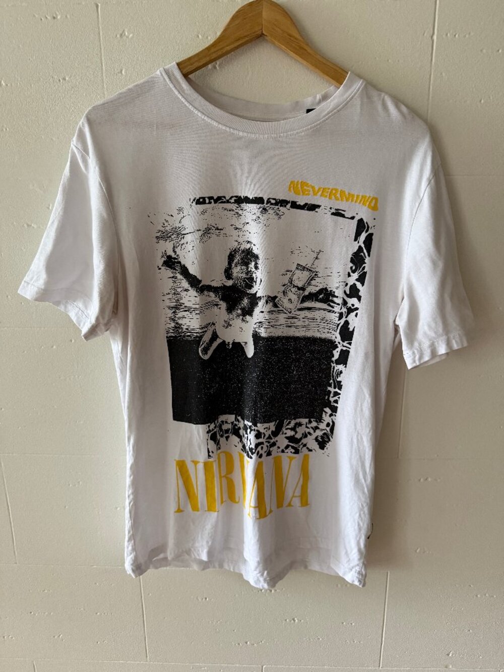 Nirvana | Nevermind 2022 White Black Graphic Grunge Band T-Shirt | Medium